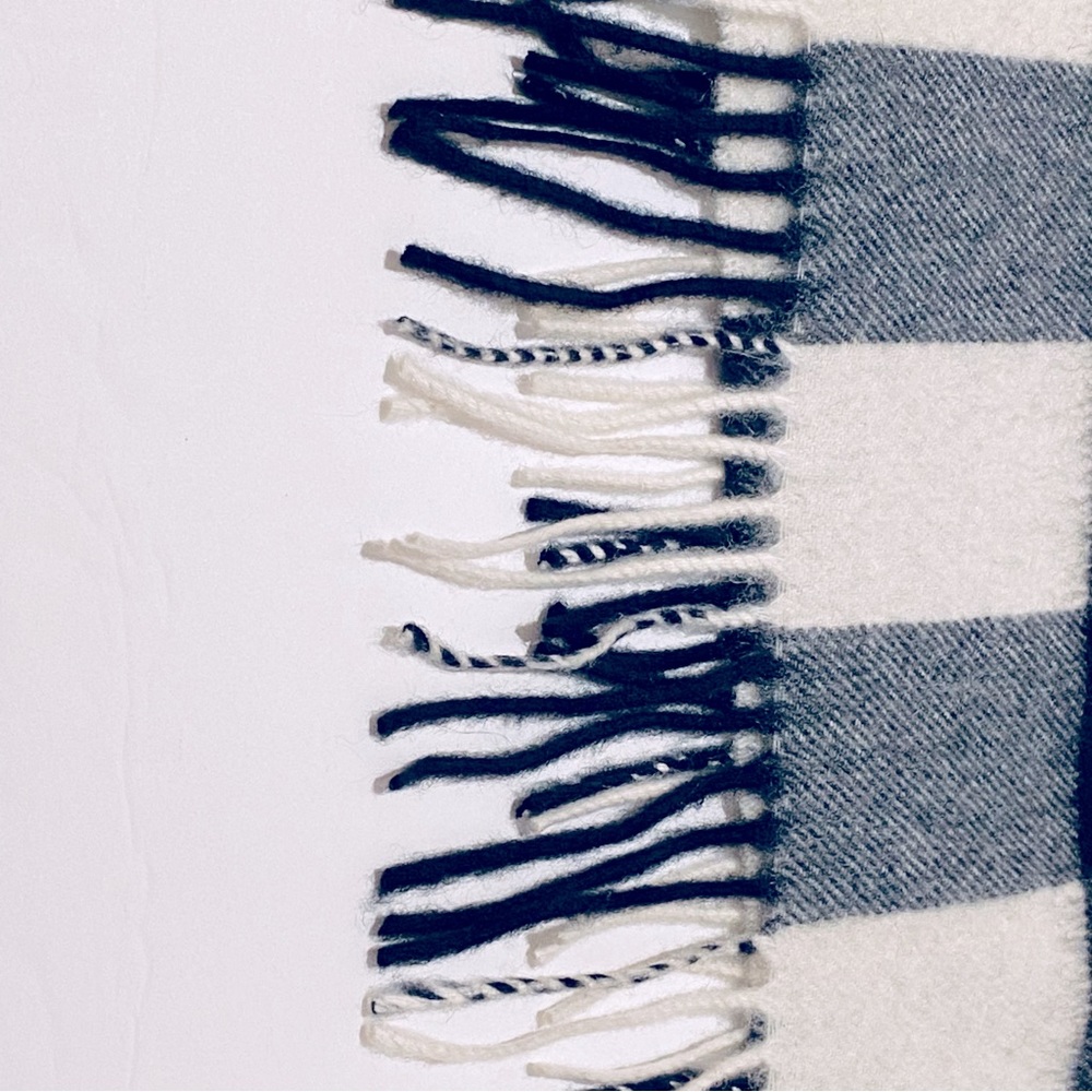 BURBERRY LONDON HALF MEGA CASHMERE BANDANA / SCARF / WRAP. - Picture 7 of 11